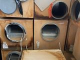 un tas de vieux appareils électroménagers dans une pièce en cours de rénovation