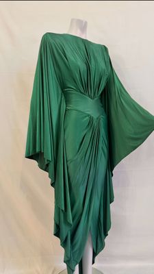 une photo d'une robe verte drapée sur un mannequin