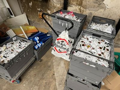 de nombreuses boîtes de papier déchiqueté posées les unes à côté des autres sur le sol