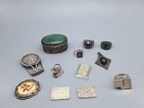 un assortiment de bijoux comprenant des bagues, des bracelets, des bagues et d'autres articles