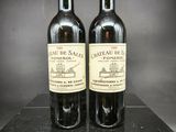 deux bouteilles de vin rouge posées sur une boîte noire