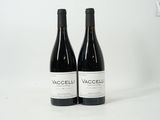 deux bouteilles de vin rouge posées l'une à côté de l'autre sur une table