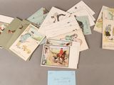 de nombreuses cartes et cartes postales disposées sur la table