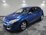la voiture bleue est garée dans le garage sur le sol en damier