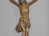 un crucifix en bois représentant Jésus, accroché au mur d'une pièce