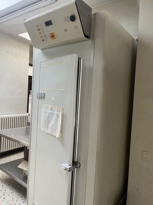 une photo d'une cuisine avec un réfrigérateur à l'intérieur