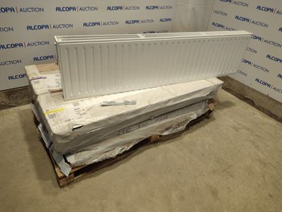 un radiateur blanc posé sur une palette au milieu d'une pièce