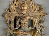 statue en bronze représentant une femme assise sur une chaise avec un chat