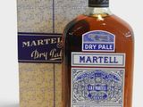 La bouteille de bière blonde sèche se trouve à côté d'un carton