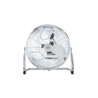 un gros plan d'un ventilateur métallique posé sur un pied, sur fond blanc