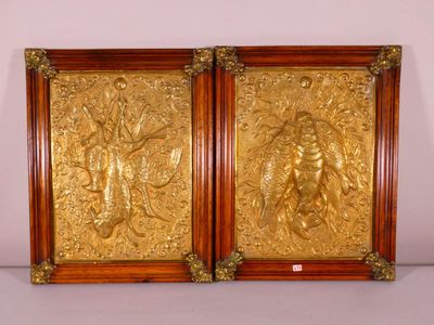 paire de panneaux anciens en bois sculpté ornés de motifs à la feuille d'or
