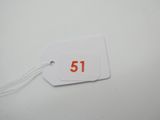 une étiquette blanche portant le numéro 51