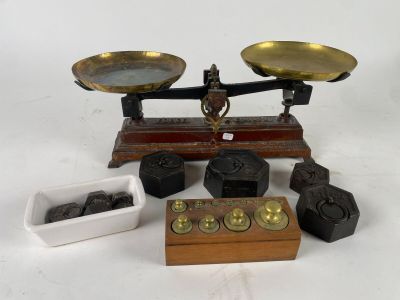 une image représentant une balance avec une boîte de chocolats et un bol de chocolats