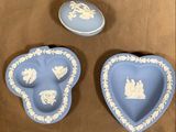 trois assiettes bleues et blanches en forme de cœur posées sur une table marron