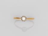 une bague à une seule pierre en diamant