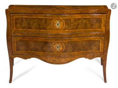 une petite commode surmontée de deux tiroirs