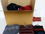 une boîte en carton remplie de vêtements et d'un pull