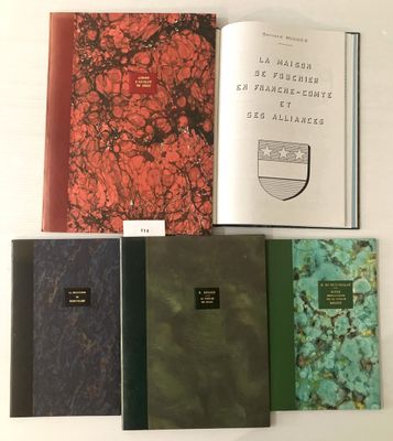 plusieurs livres posés les uns à côté des autres sur une table blanche
