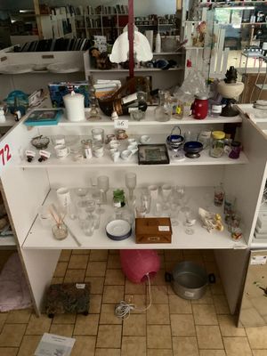 une table de cuisine sur laquelle sont posés de nombreux objets