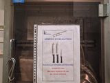 une pancarte sur la porte d'un four professionnel