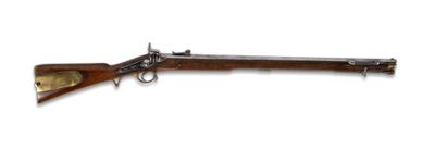 un fusil au canon en bois et aux garnitures en laiton, sur fond blanc