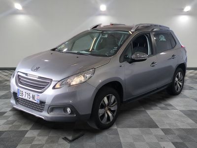 la voiture argentée est garée dans le garage sur le sol en damier