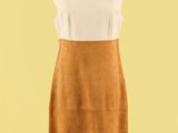 une robe de femme posée sur un mannequin, sur fond jaune