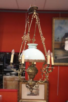 une lampe suspendue à un lustre dans une pièce