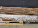 un tas de bois posé sur une palette et enveloppé d'un film plastique