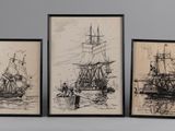 trois dessins encadrés représentant des bateaux, accrochés au mur du salon