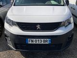 la camionnette blanche est garée dans le parking à côté d'autres voitures