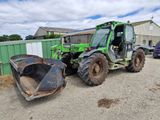 un tracteur garé à côté d'une voiture