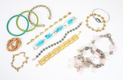 de nombreux bracelets de toutes sortes, disposés sur une surface blanche