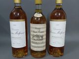 trois bouteilles de vin posées l'une à côté de l'autre sur une table
