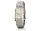 gros plan d'une montre-bracelet sur une surface blanche