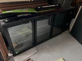 une photo d'un réfrigérateur sur lequel sont posées de nombreuses boîtes