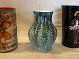 trois vases posés l'un à côté de l'autre sur une table