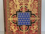 un livre rouge orné de motifs dorés et bleus