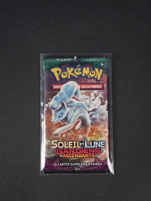 La carte à collectionner Pokémon est posée sur une table avec un fond noir.