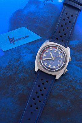 une montre posée sur un livre