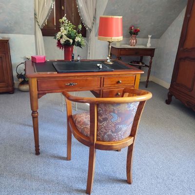 a desk with a chair and a lamp in a room