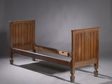 un lit avec une tête et un pied de lit en bois