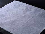 une nappe blanche avec un motif