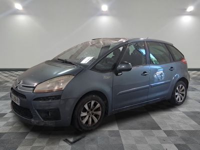 la photo d'une petite voiture bleue garée sur un sol en damier