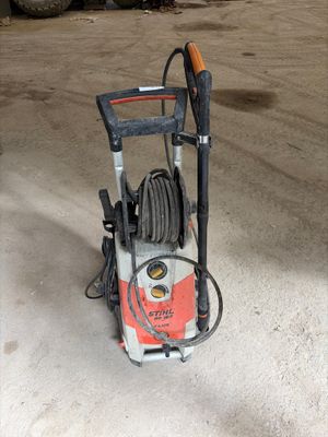 un nettoyeur haute pression posé par terre dans un garage