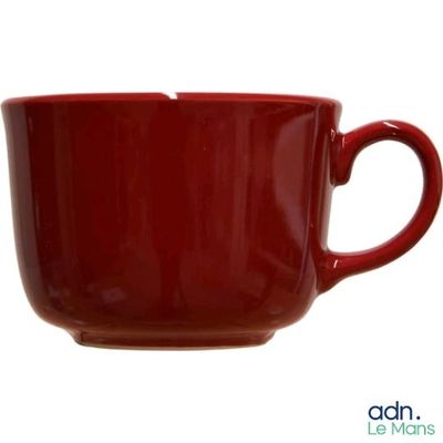 une tasse à café rouge avec une anse, sur fond blanc