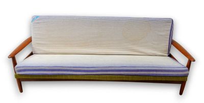un canapé sur lequel est posé un matelas