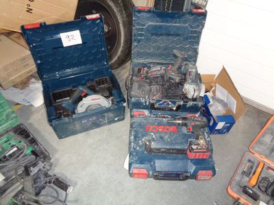 un tas d'outils posés par terre dans un garage