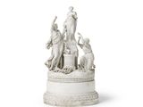 une statue représentant une femme et deux enfants sur un socle