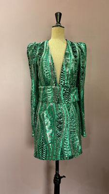 une robe verte sur un mannequin, un mannequin, un mannequin, un mannequin, un mannequin, un mannequin, un mannequin, un mannequin, un mannequin